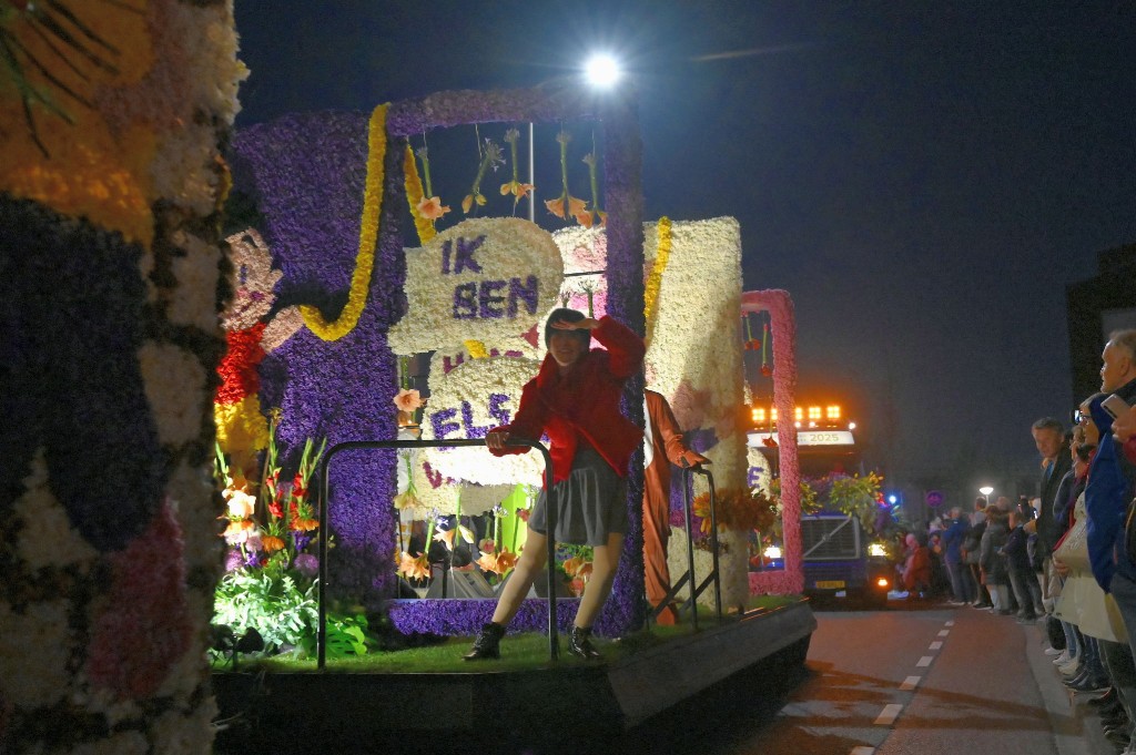 ../Images/Verlicht bloemencorso 2025 127.jpg
